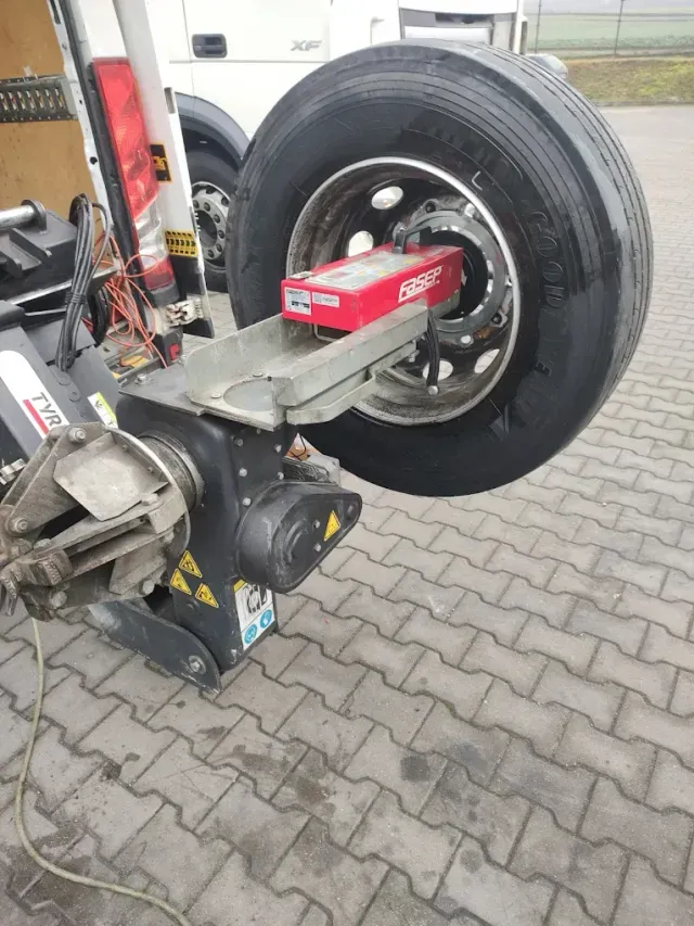 Mobilna wymiana opony ciężarowej (TIR) na maszynie — serwis Kam-Gum