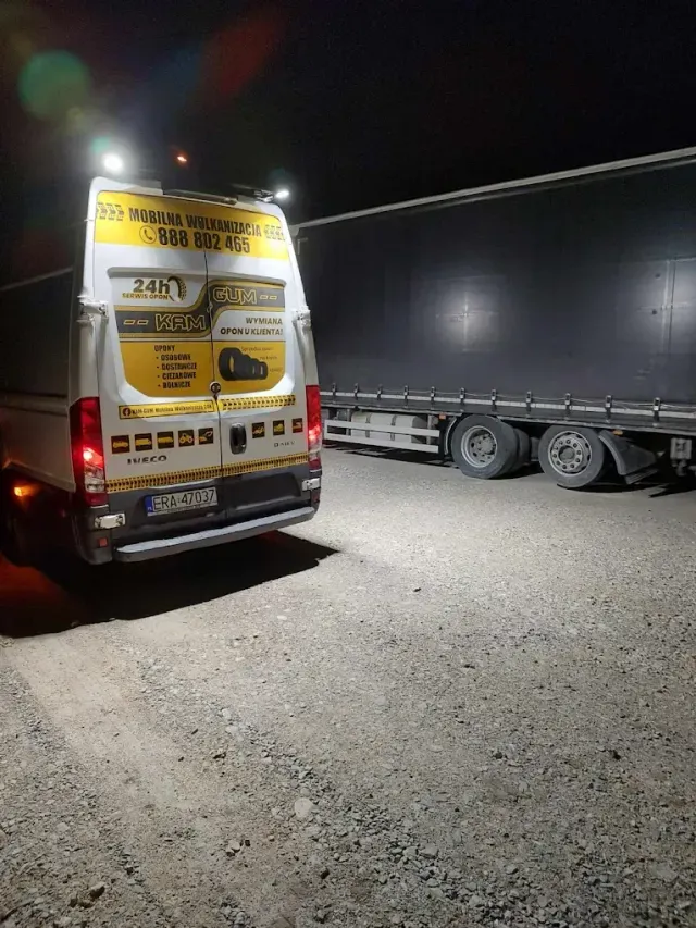 Mobilny serwis opon Kam-Gum przy naczepie TIR nocą