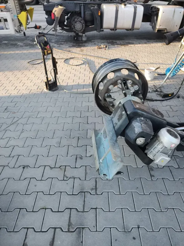 Demontaż koła ciężarowego podczas serwisu z dojazdem do klienta
