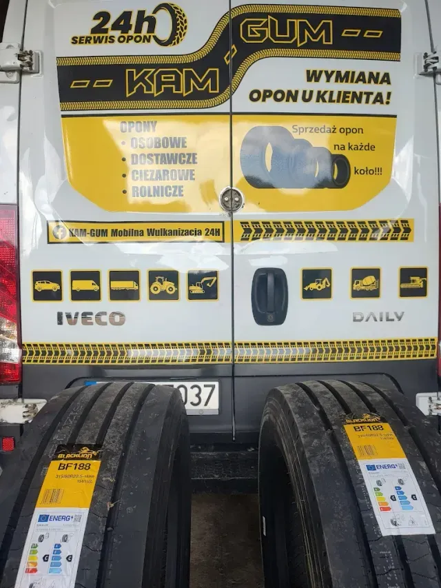Montaż opony ciężarowej w mobilnym serwisie Kam-Gum — nocna awaria